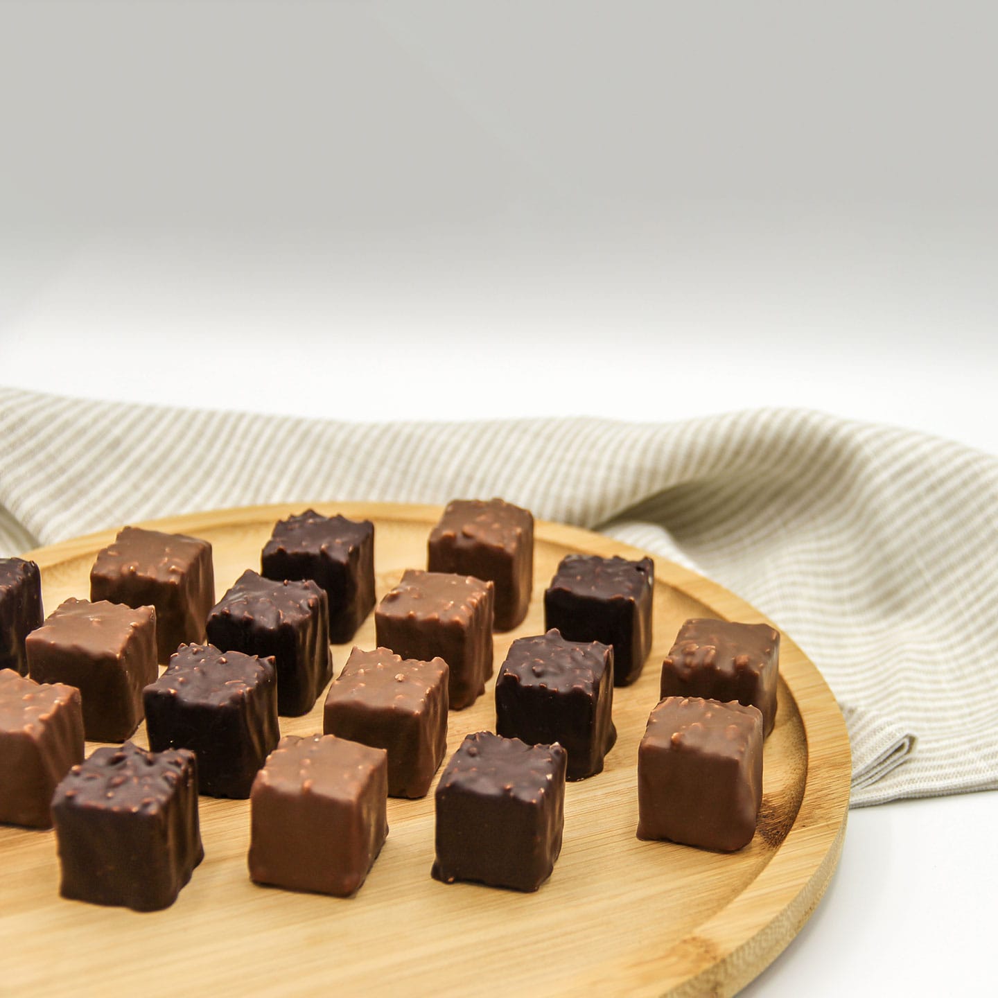 https://www.bonschocolatiers.com/_Images/Products/artisan-passionne/1280/carre-chocolat-praline-231130.jpg